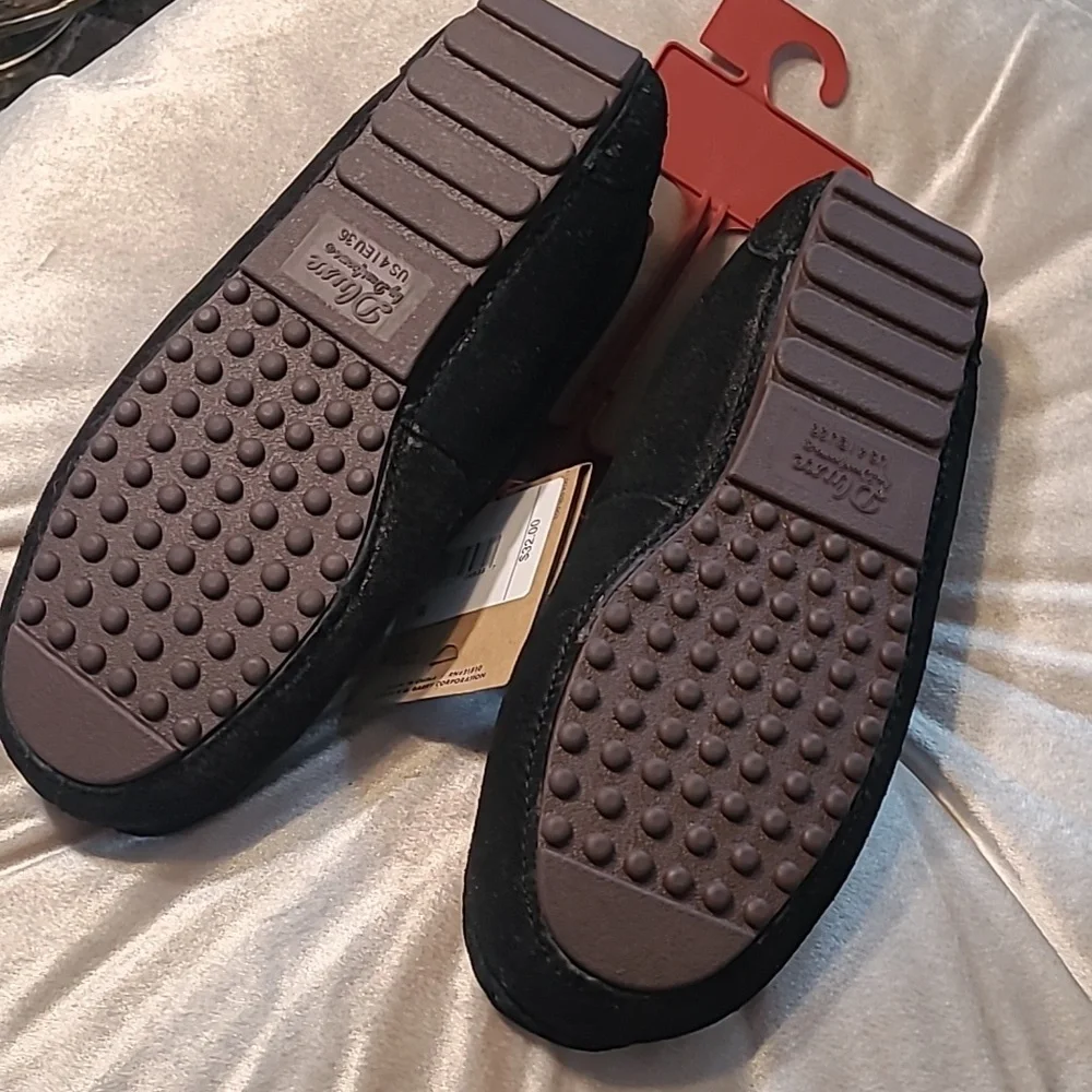 New with tags! Kids 4 genuine suede deluxe memory foam cushion black slippers